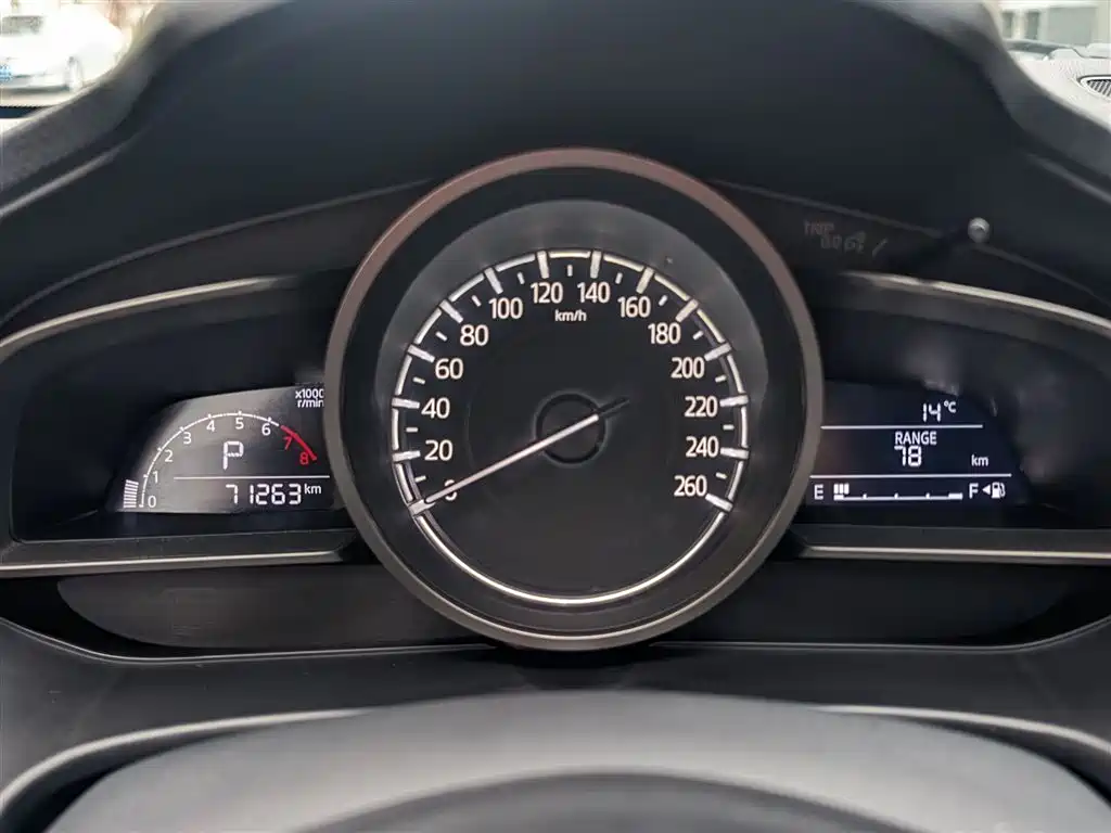 Mazda 3 Axela 2018 — фото 10