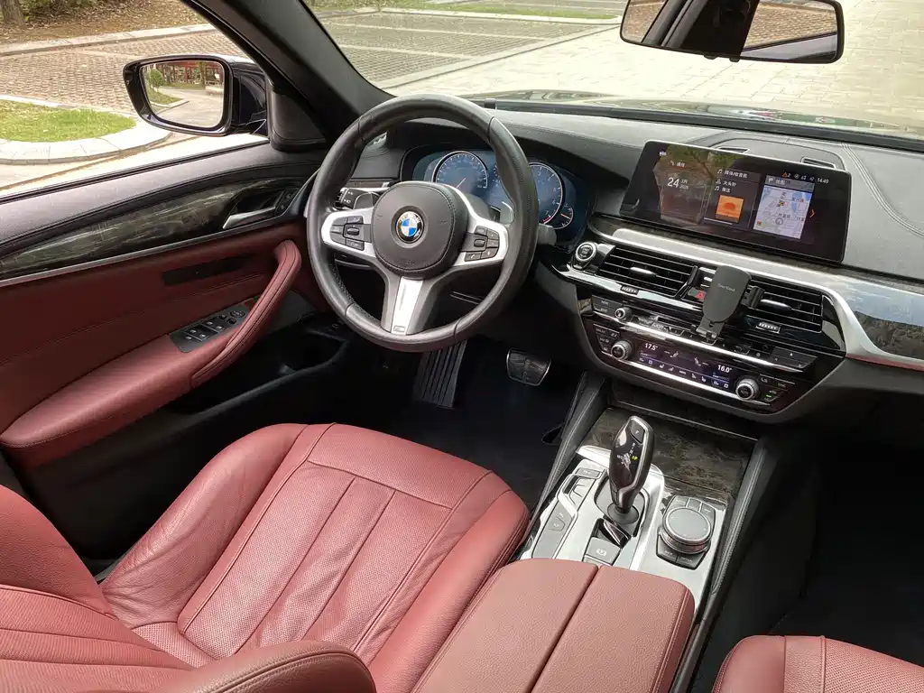 BMW 5 Series 2018 — фото 11