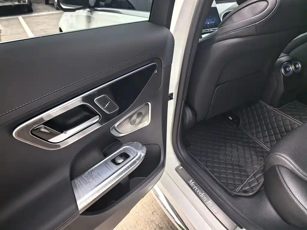 Mercedes-Benz C-Class 2025