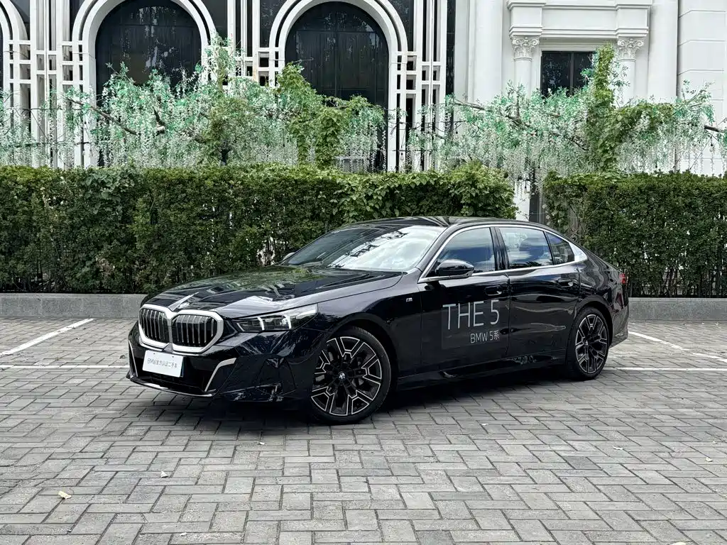 BMW 5 Series 2025 — фото 1