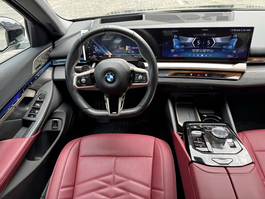 BMW 5 Series 2025 — фото 12