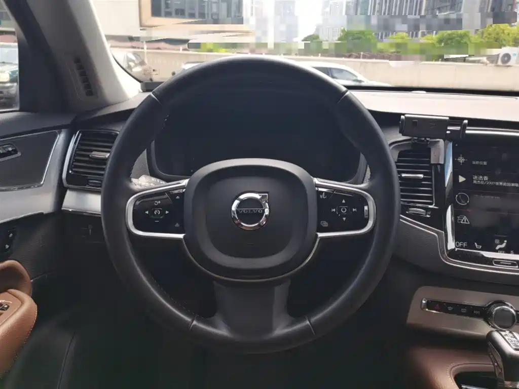 Volvo XC90 2018 — фото 11