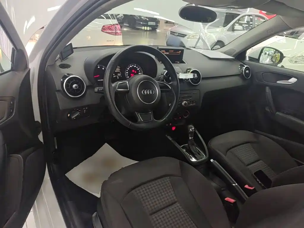 Audi A1 2015 — фото 11