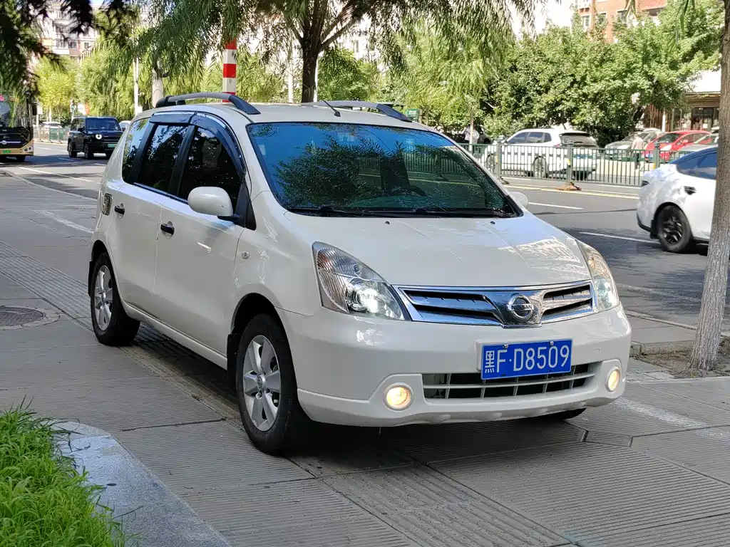 Nissan Livina 2013 — фото 1