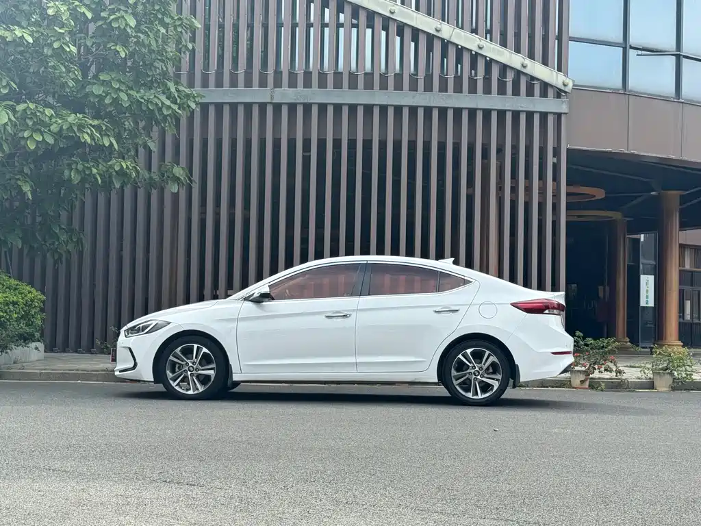 Hyundai Elantra 2017 — фото 4