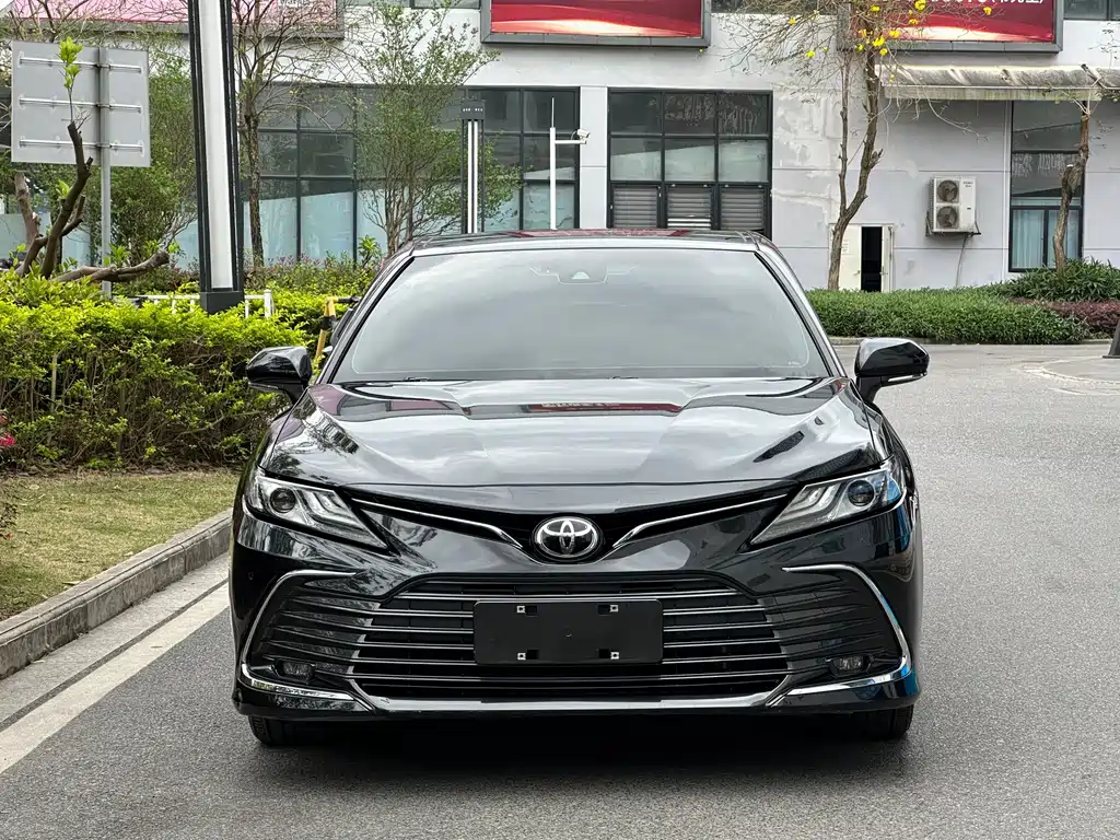 Toyota Camry 2022 — фото 2