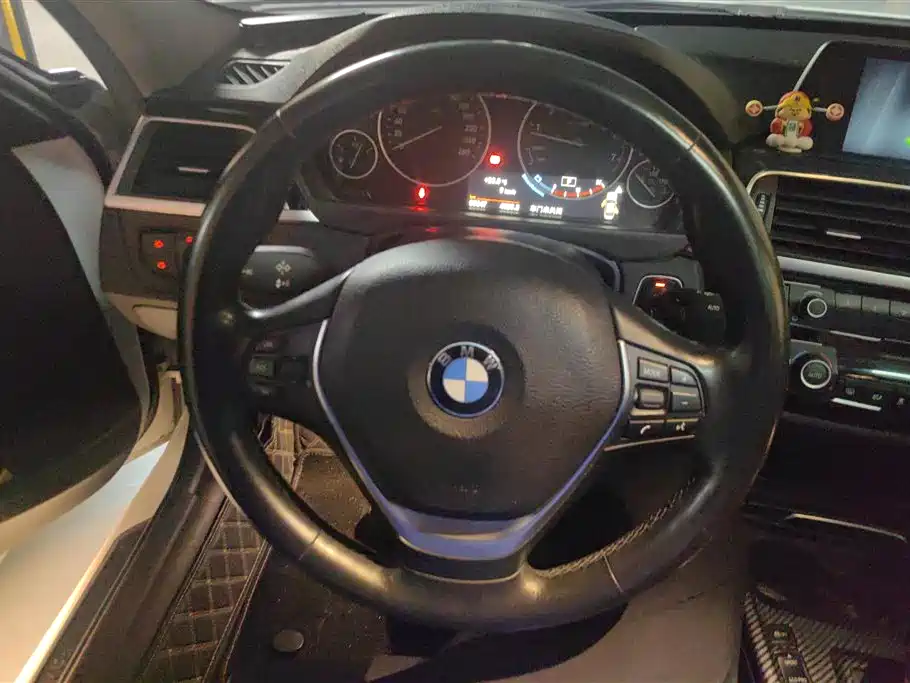 BMW 3 Series 2018 — фото 14