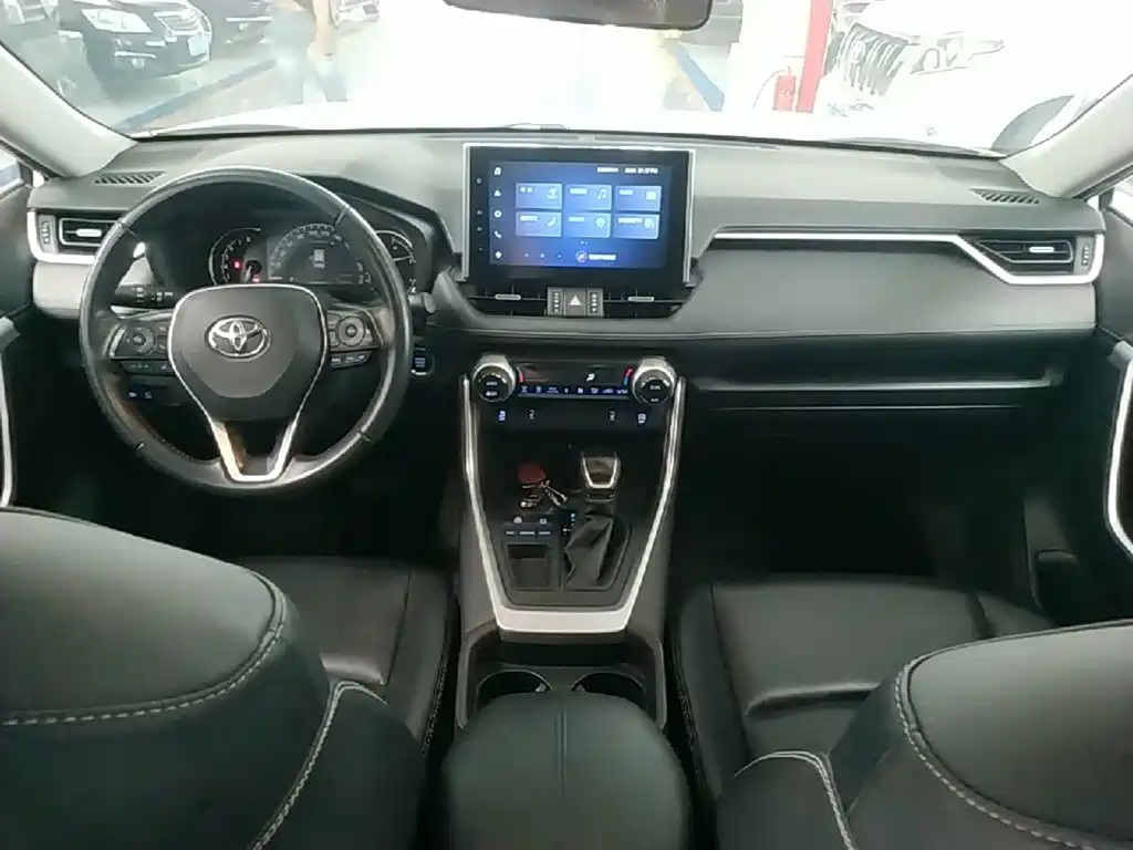 Toyota RAV4 2022 — фото 10