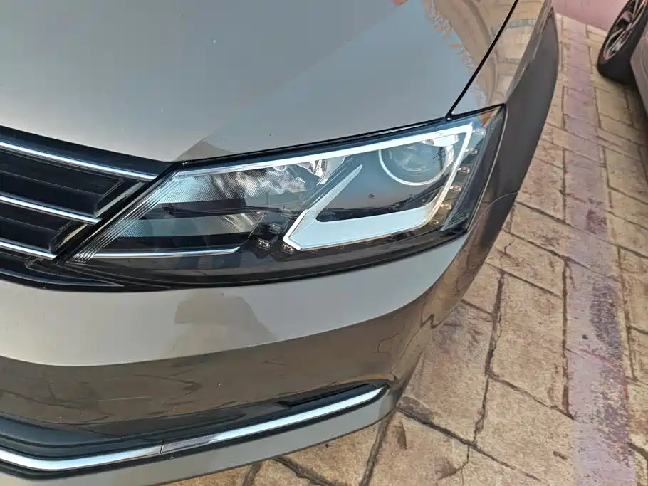 Volkswagen Sagitar 2016