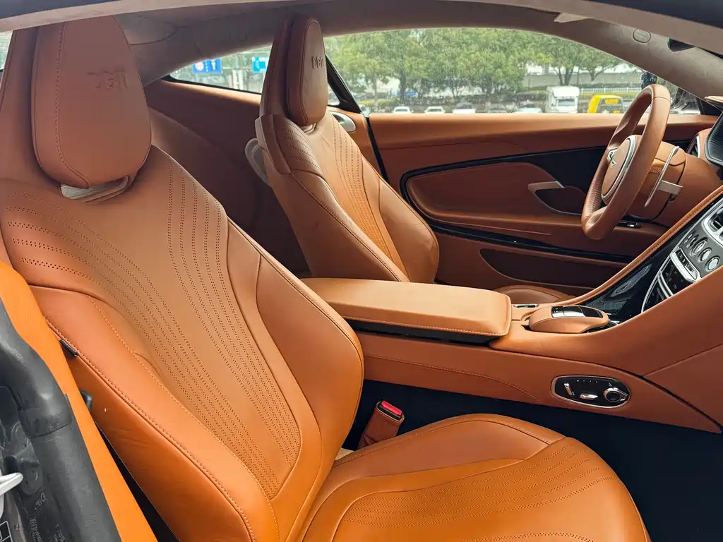 Aston Martin DB11 2019 — фото 12