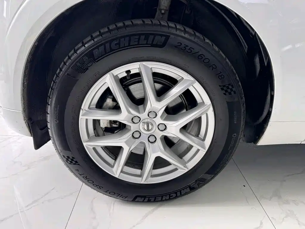 Volvo XC60 2018 — фото 26