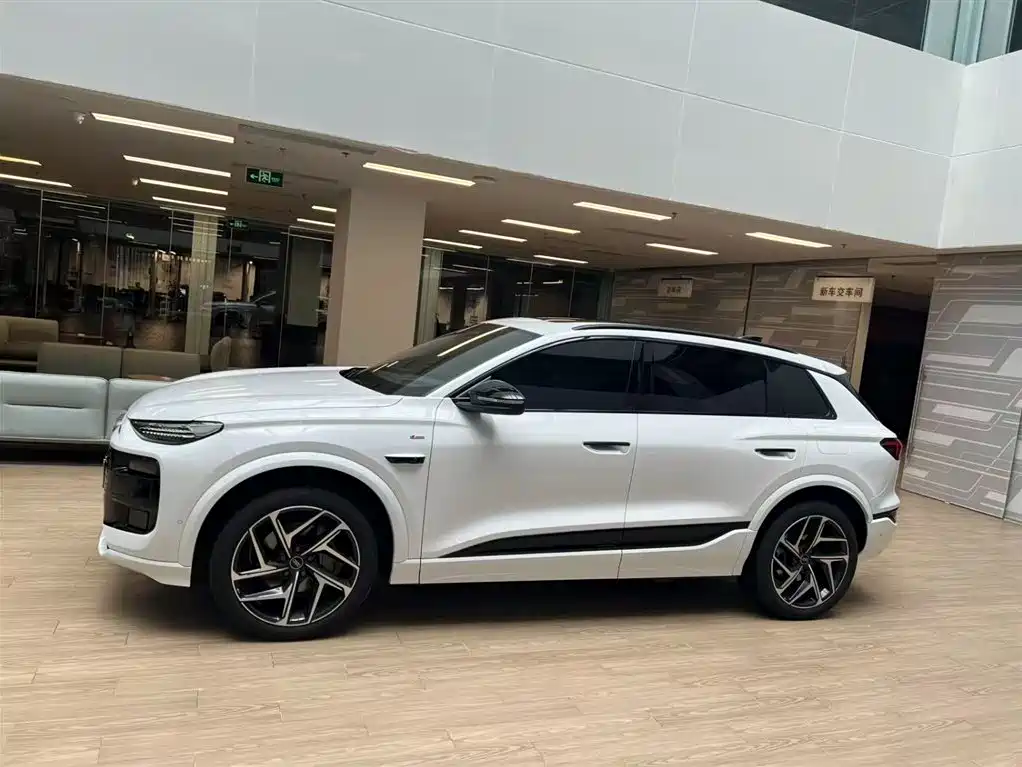 Audi Q6L E-Tron 2025 — фото 9