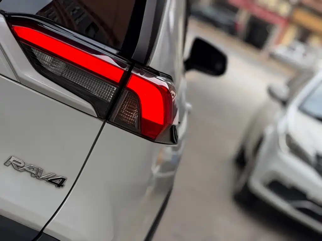 Toyota RAV4 2022 — фото 13