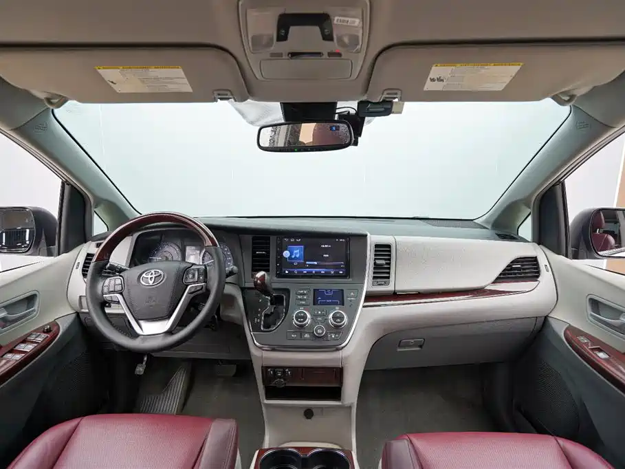 Toyota Sienna 2018 — фото 12