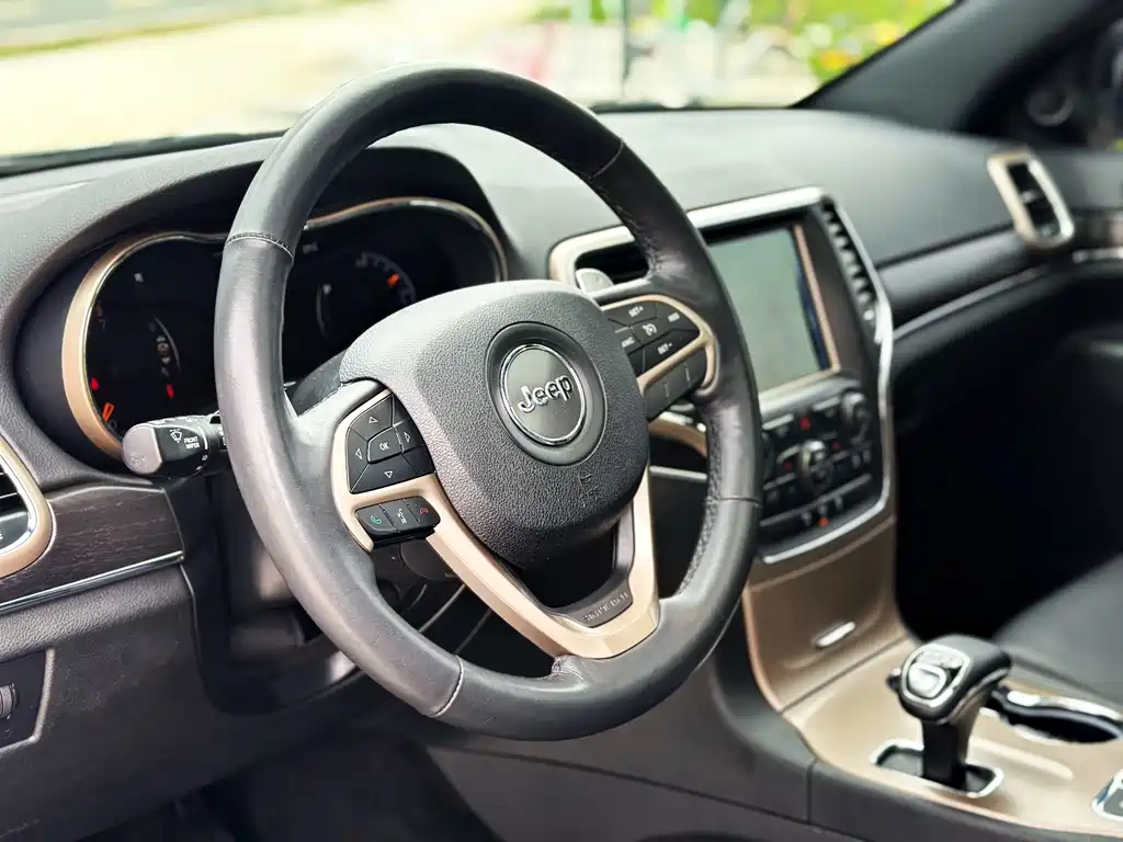 Jeep Grand Cherokee 2015 — фото 19