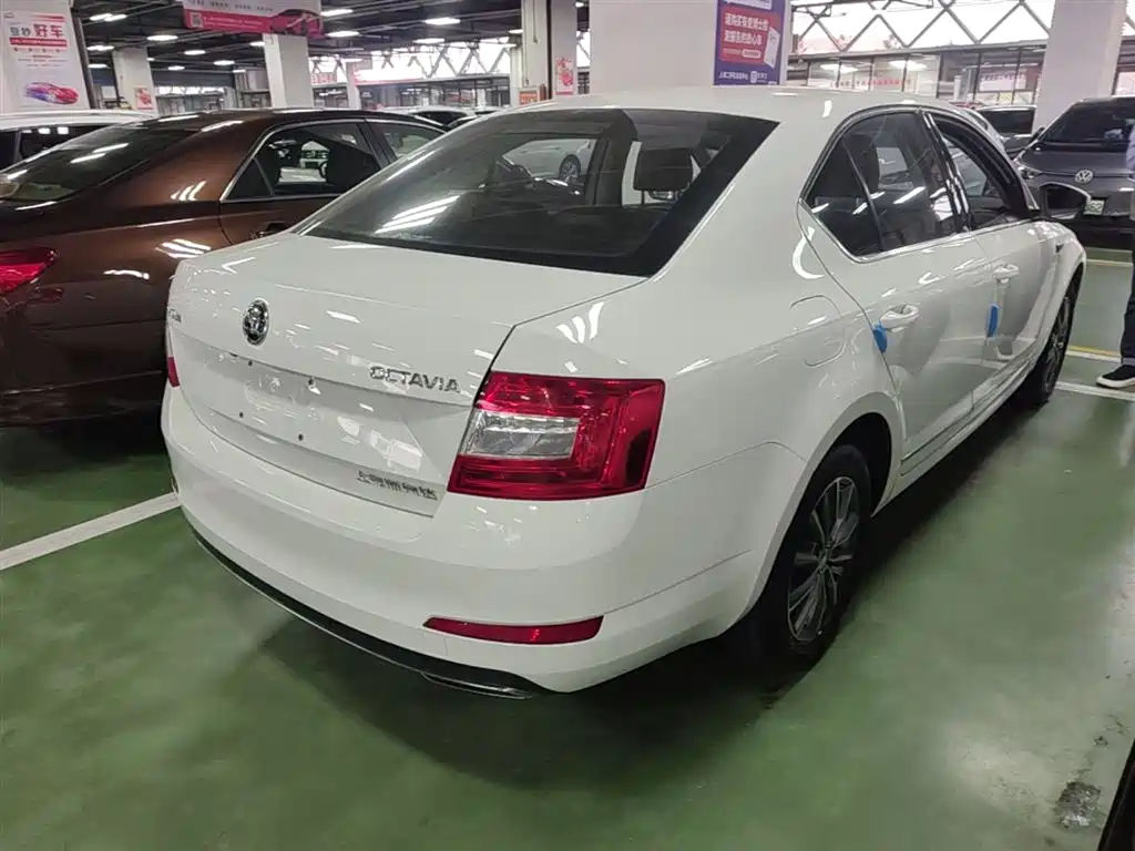 Skoda Octavia 2017 — фото 12