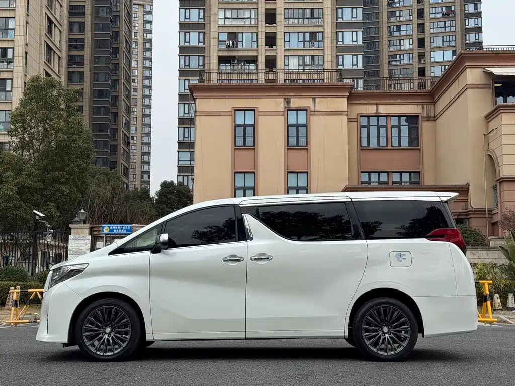 Toyota Alphard 2017 — фото 18