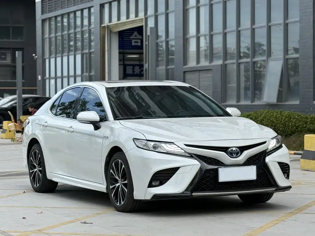 Toyota Camry 2019 — фото 1