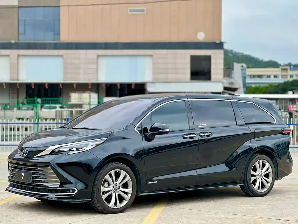 Toyota Sienna 2024 — фото 1