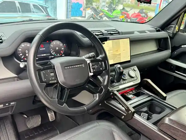 Land Rover Defender 2023