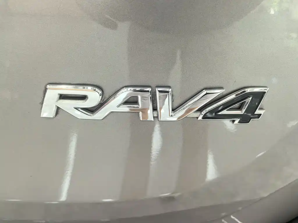 Toyota RAV4 2017 — фото 9