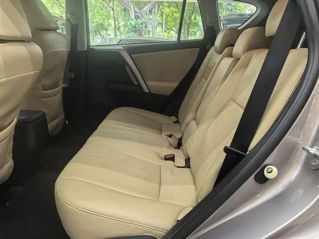 Toyota RAV4 2017 — фото 12