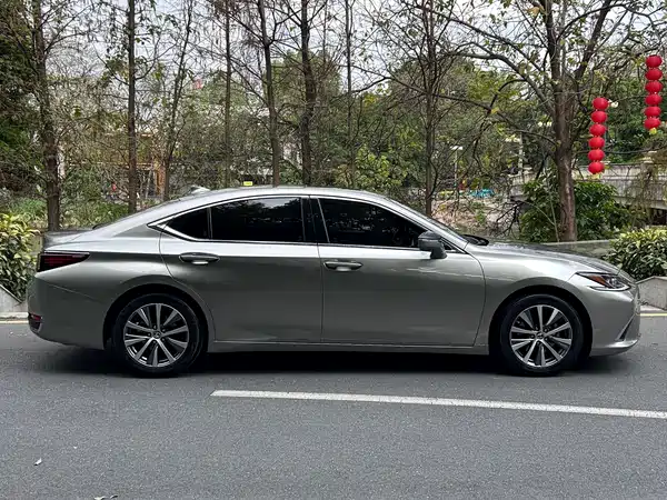 Lexus ES 2020