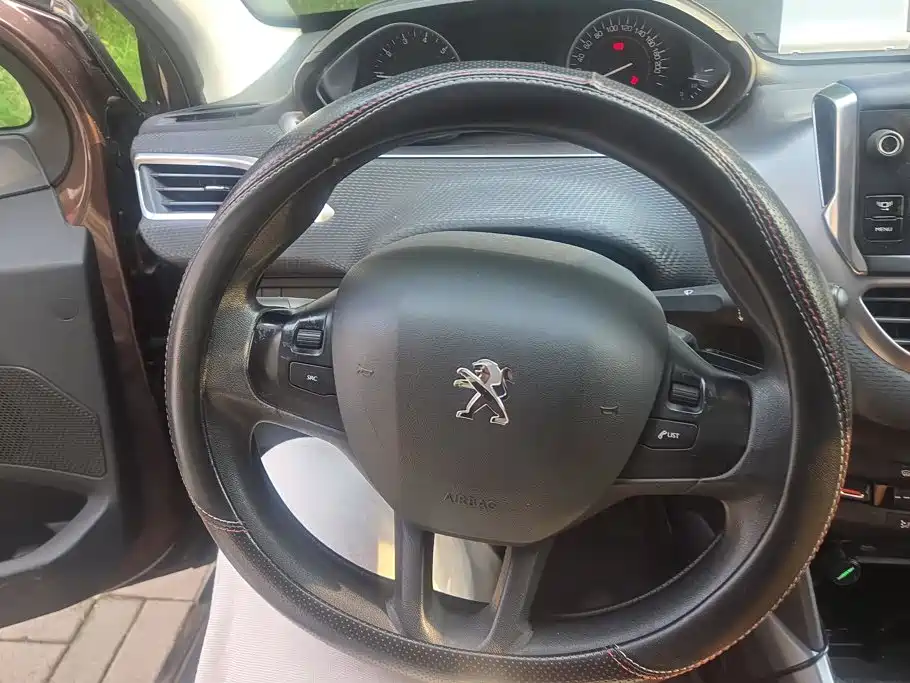 Peugeot 2008 2015 — фото 15