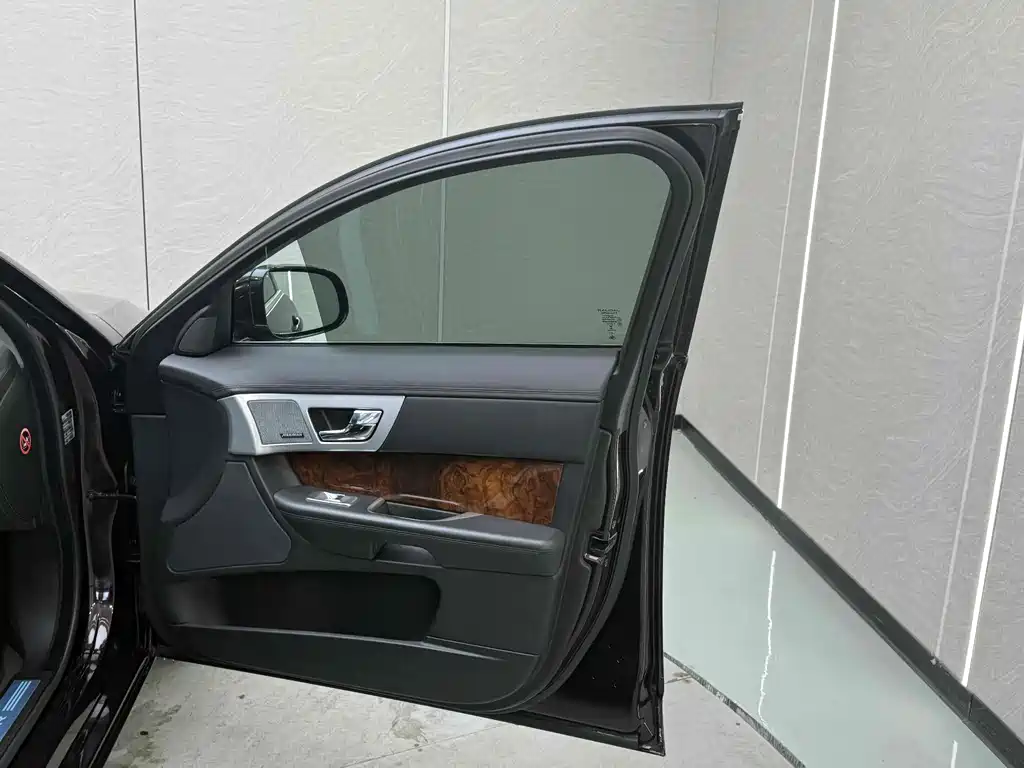 Jaguar XF 2014 — фото 15