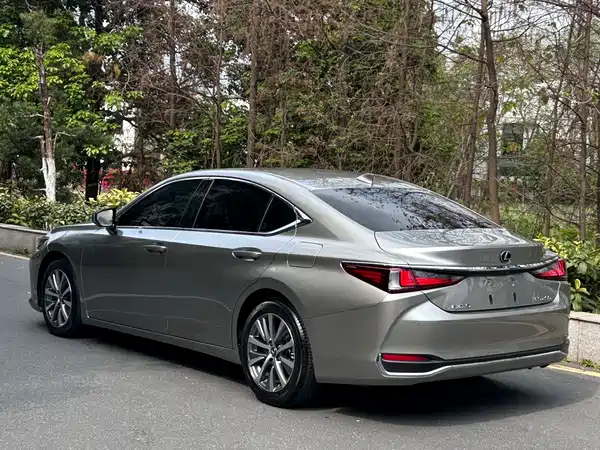 Lexus ES 2020