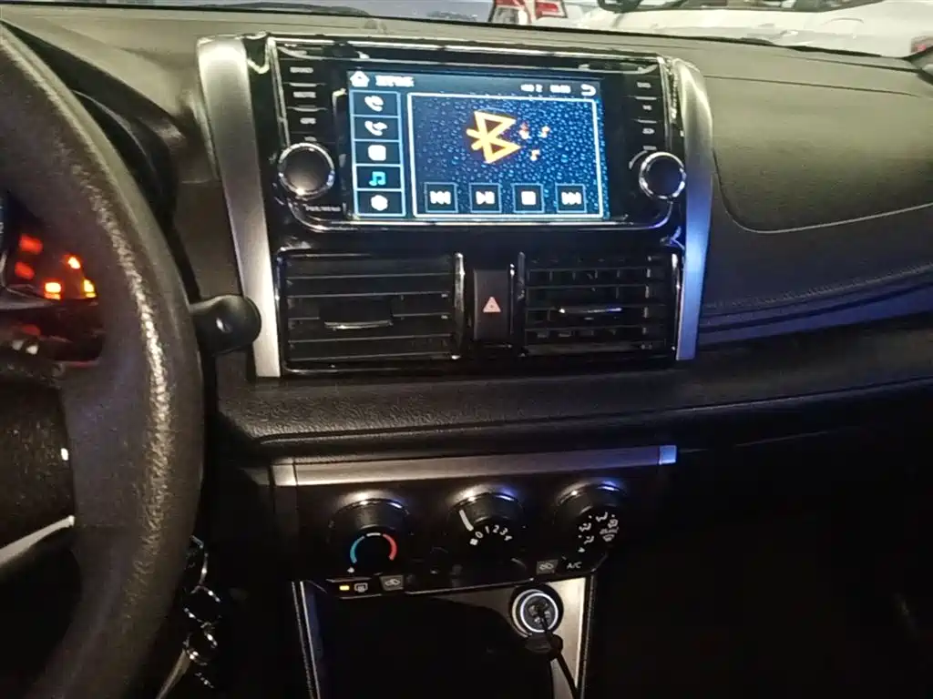 Toyota Yaris L 2016 — фото 10