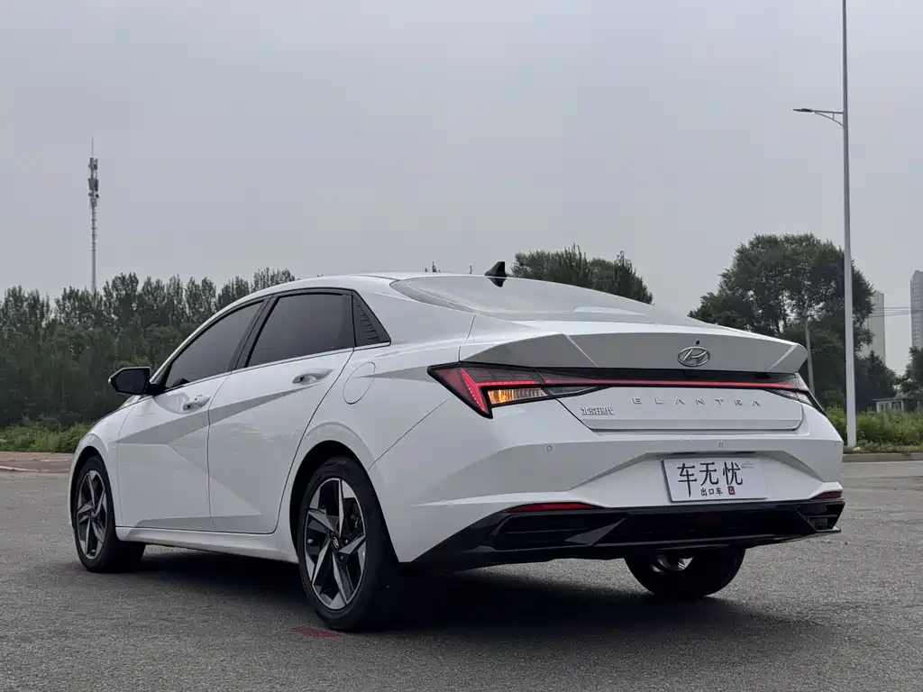 Hyundai Elantra 2023 — фото 8