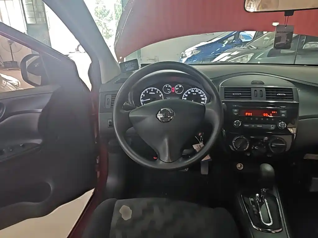 Nissan Tiida 2015 — фото 11