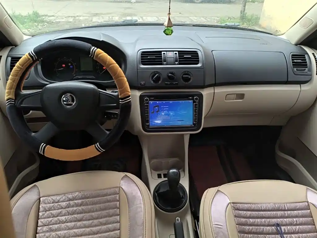 Skoda Fabia 2015 — фото 10