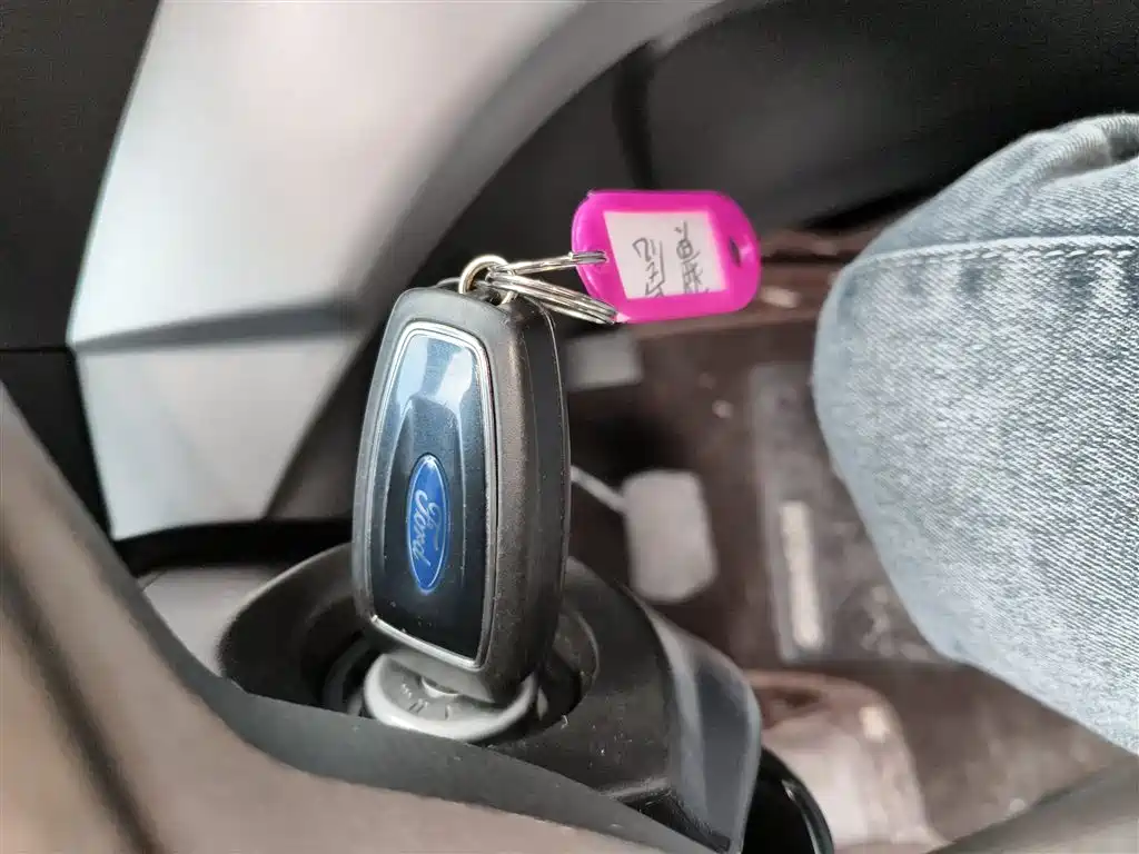 Ford Kuga 2015 — фото 17