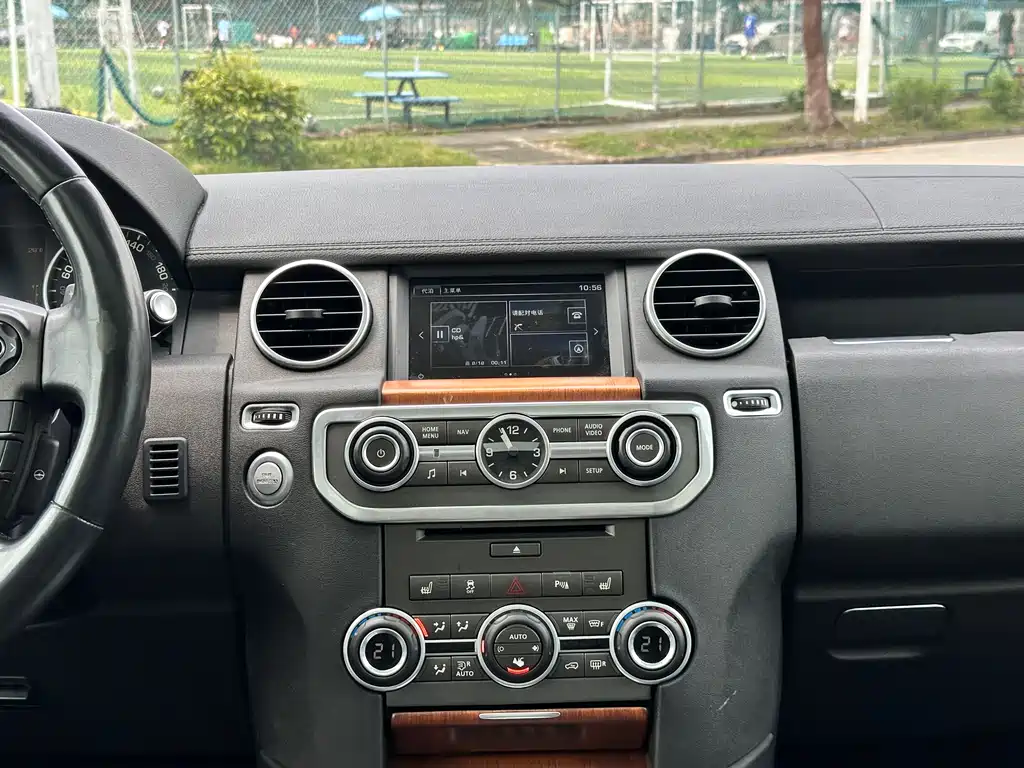 Land Rover Discovery 2015 — фото 14