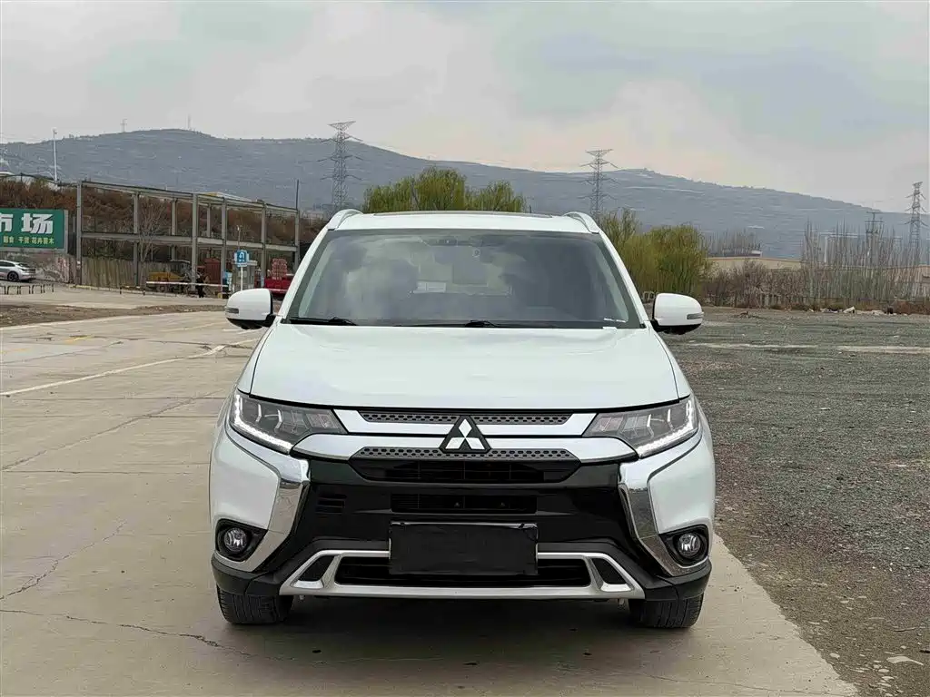 Mitsubishi Outlander 2021 — фото 2