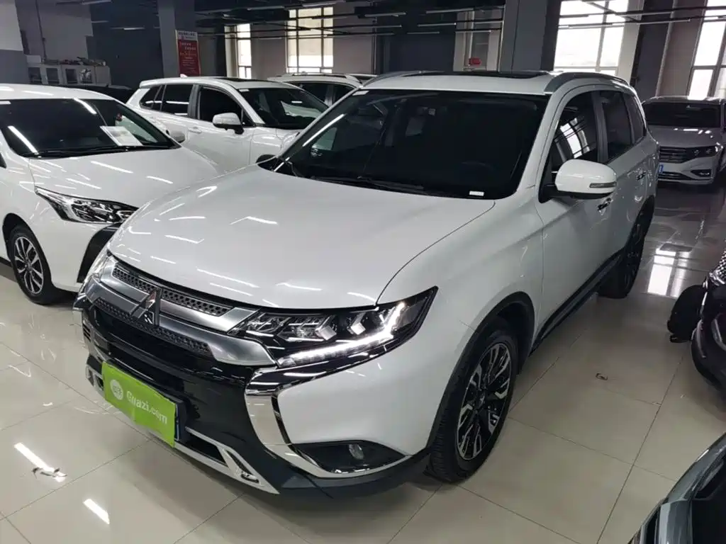 Mitsubishi Outlander 2019 — фото 1