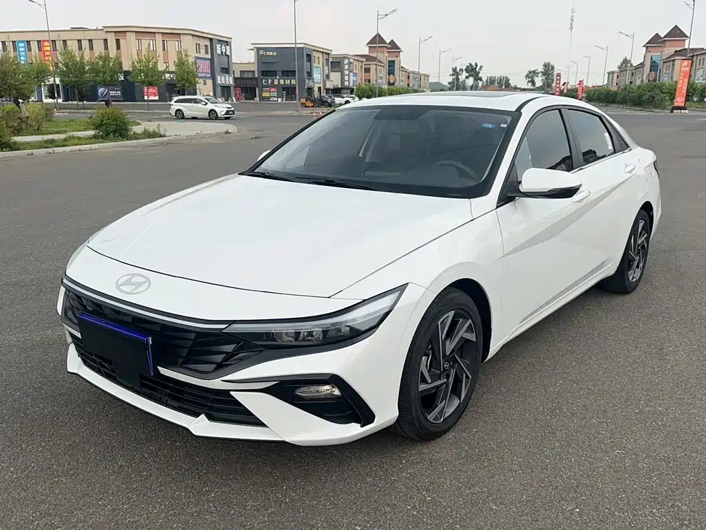 Hyundai Elantra 2025 — фото 1