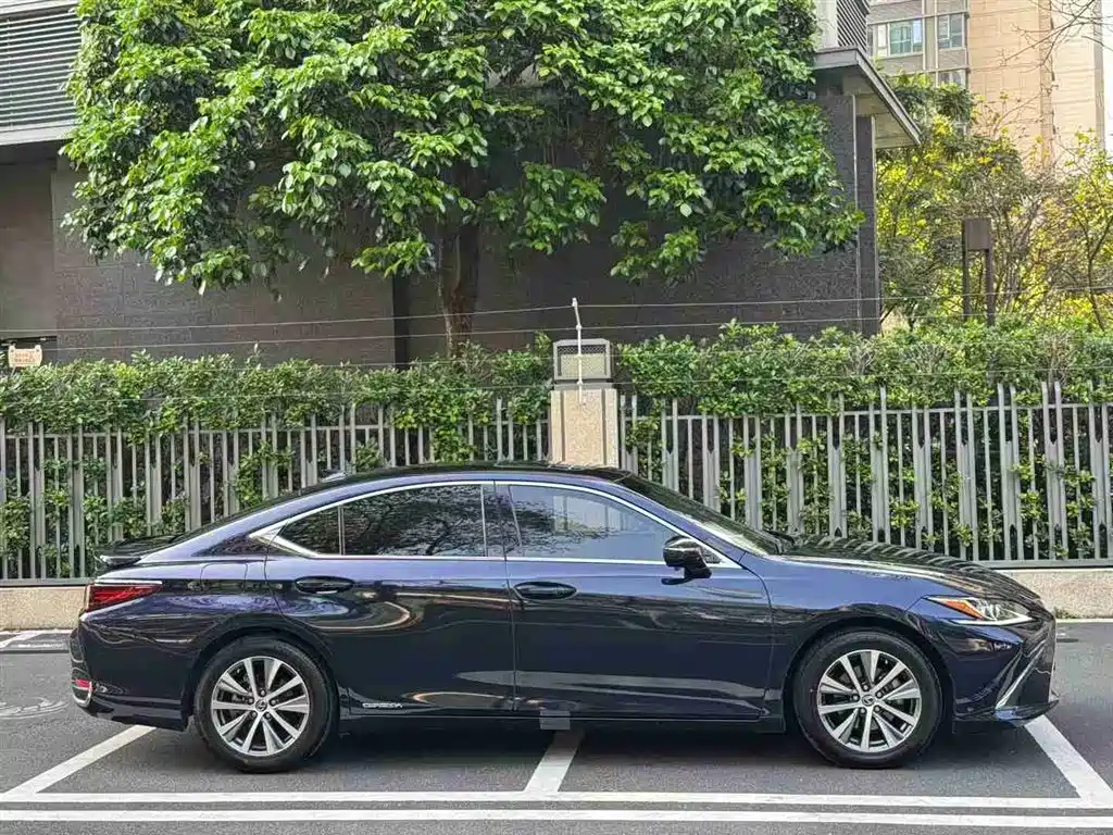 Lexus ES 2019 — фото 4