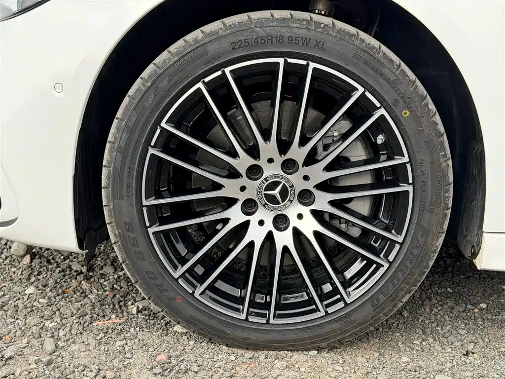 Mercedes-Benz C-Class 2025 — фото 15