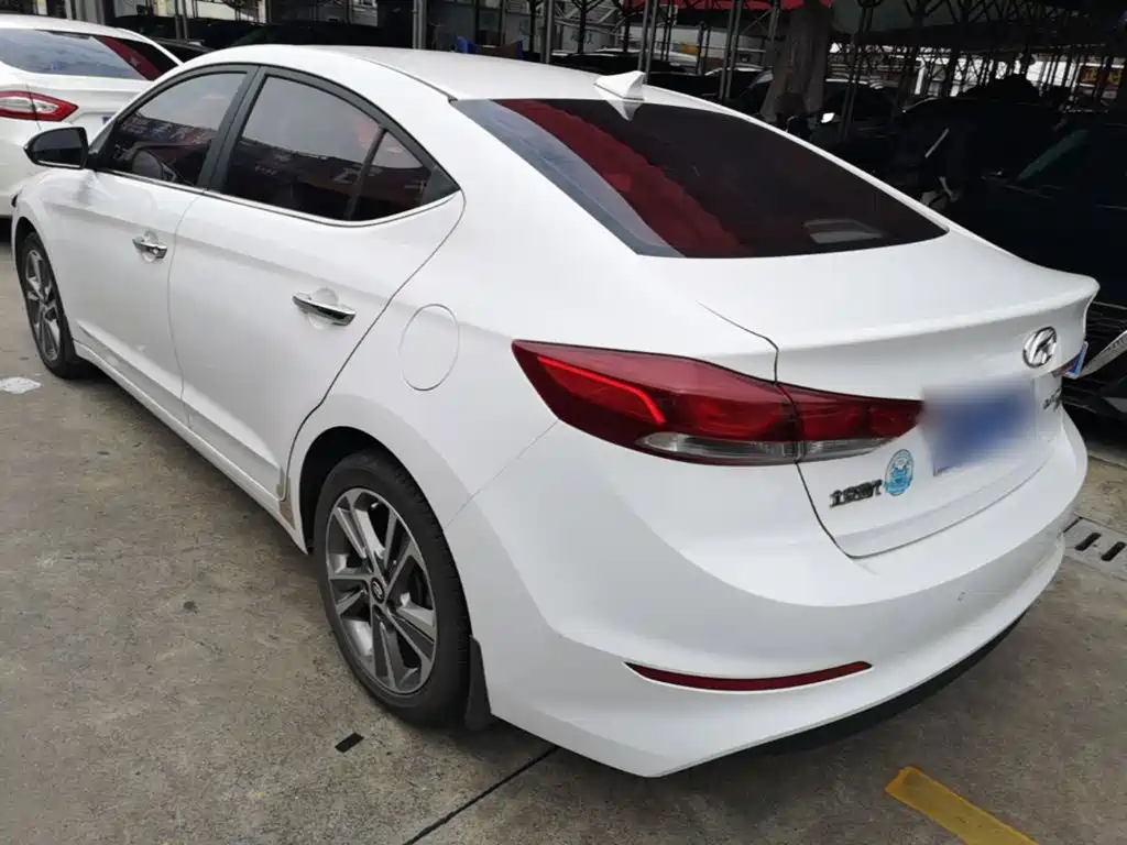 Hyundai Elantra 2018 — фото 5