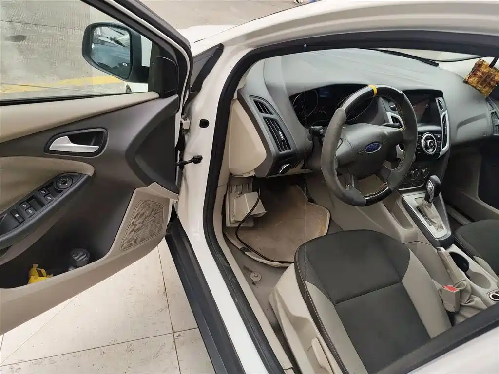 Ford Focus 2015 — фото 12