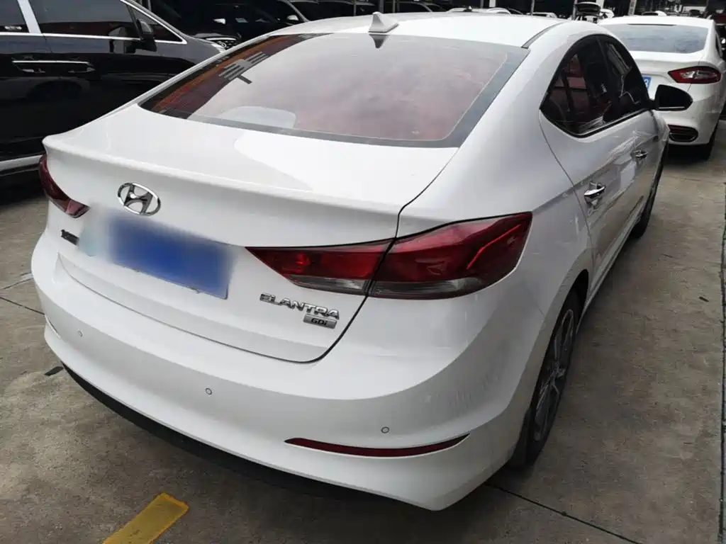 Hyundai Elantra 2018 — фото 7