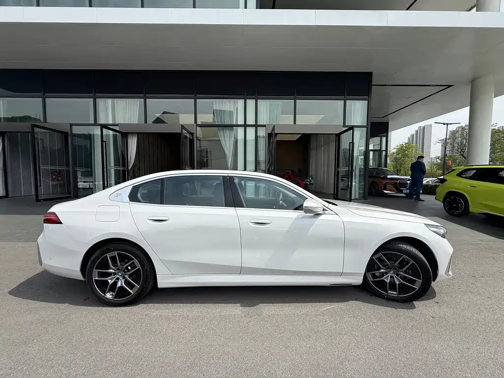 BMW i5 2025 — фото 3