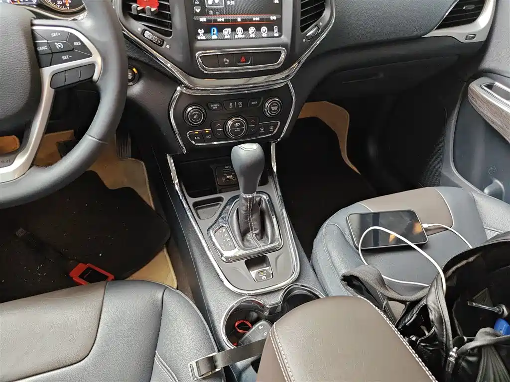 Jeep Cherokee 2017 — фото 14