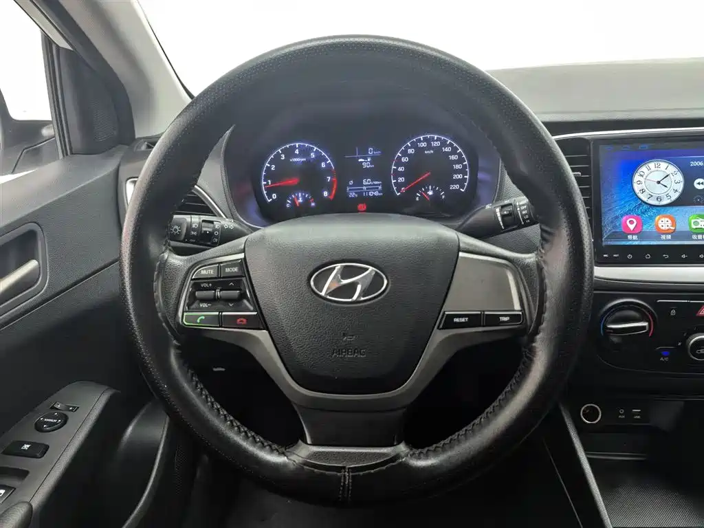 Hyundai Verna 2017 — фото 11