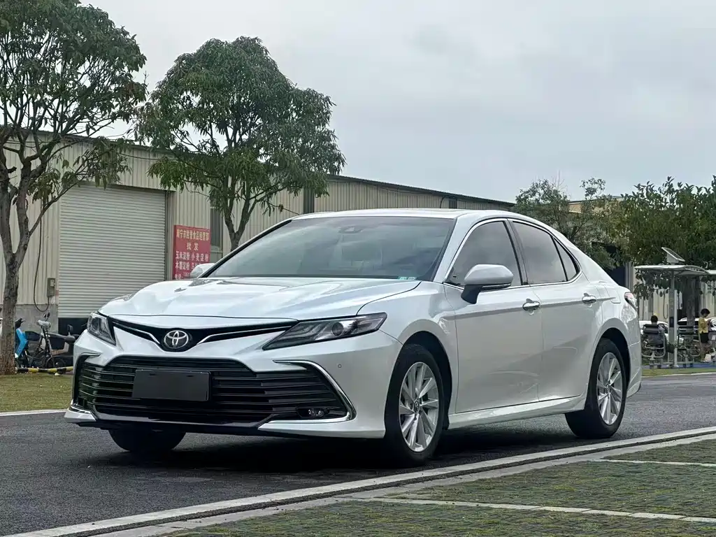 Toyota Camry 2021 — фото 1