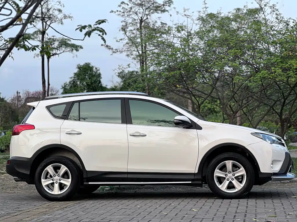 Toyota RAV4 2013 — фото 7