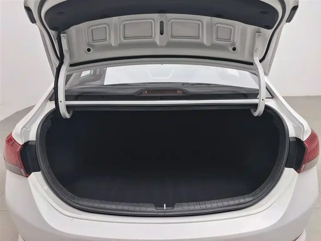Hyundai Verna 2017 — фото 16